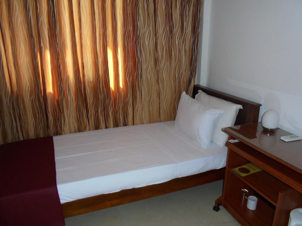 JMF Hotel Negombo Buitenkant foto